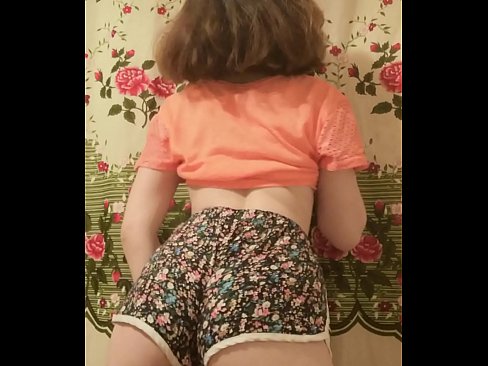 ❤️ Una ghjovana sexy si spoglia i pantaloncini davanti à a camera ❌ Super porn à noi ☑