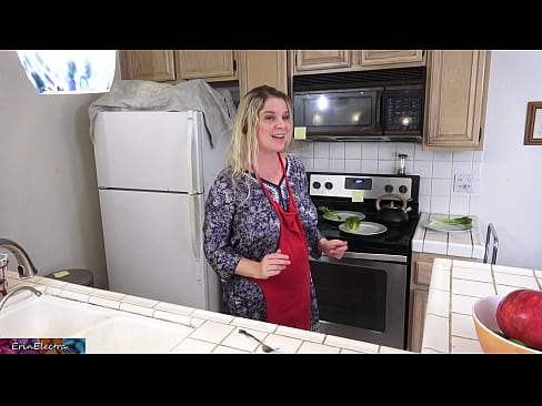 ❤️ Stepmom u munghje in cucina prima di a so data ❌ Super porn à noi ☑