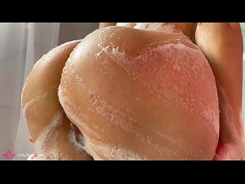 ❤️ Brunette si masturba a figa cù un vibratore per un orgasmu intensu in a doccia ❌ Super porn à noi ☑