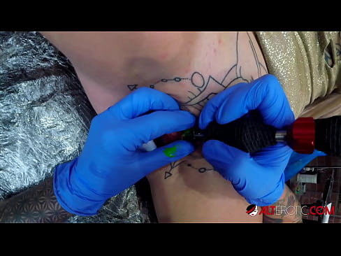 ❤️ Sully Savage, hottie estremamente tatuata, hà fattu un tatuatu nantu à u clitoris ❌ Super porn à noi ☑